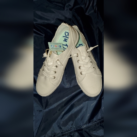 Blu Dor NEW Women's White Canvas Sneaker with Memory Foam Insole Size 9.5 - Picture 4 of 9